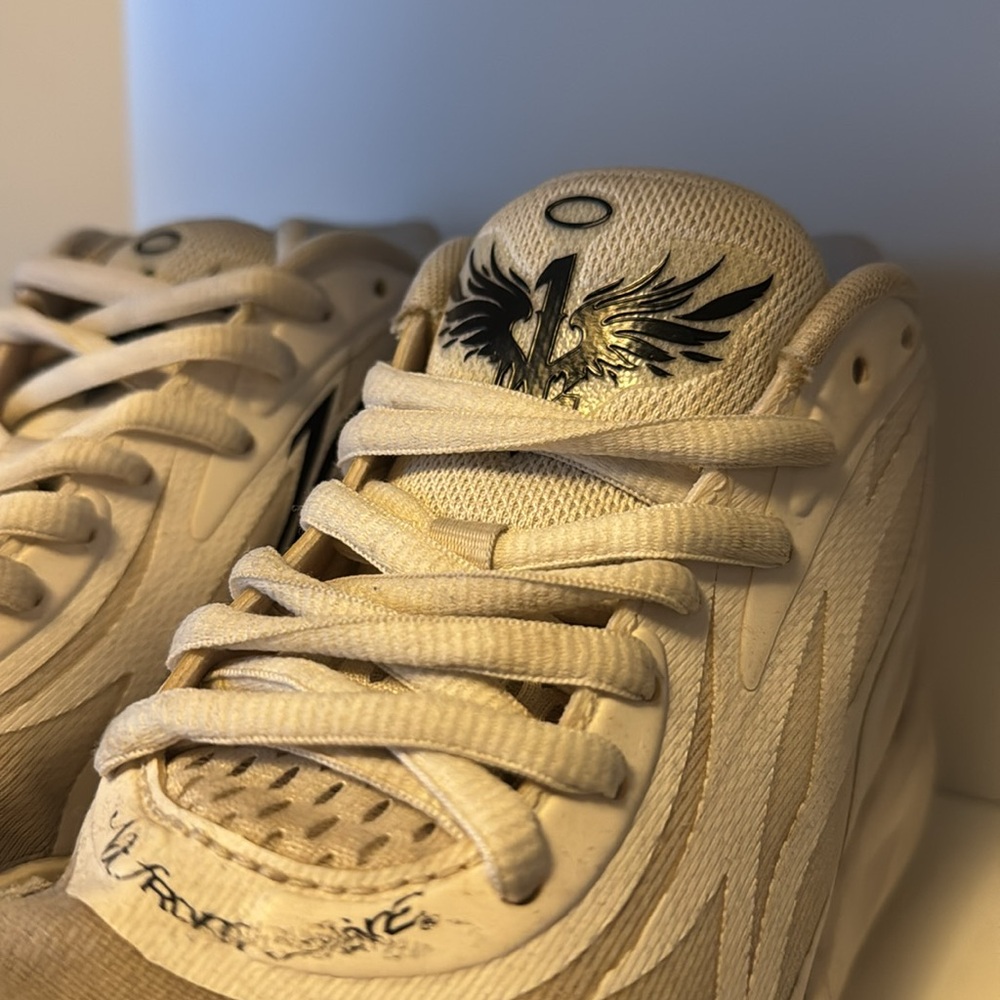 Puma LAMELO BALL Women's Sneakers in Cream and Gray
